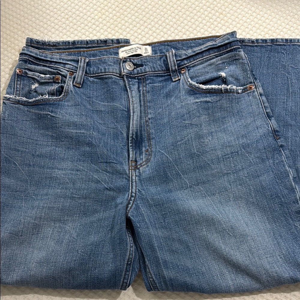 Abercrombie & Fitch The Ankle Straight Ultra High-Rise Jean, size 31/12 short